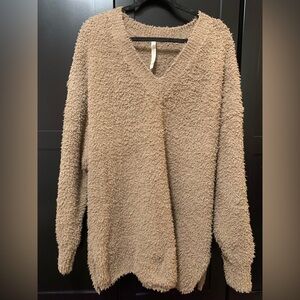 Aritzia Babaton Large Plush Beige V-Neck Sweater Scandigirl Normcore oversized